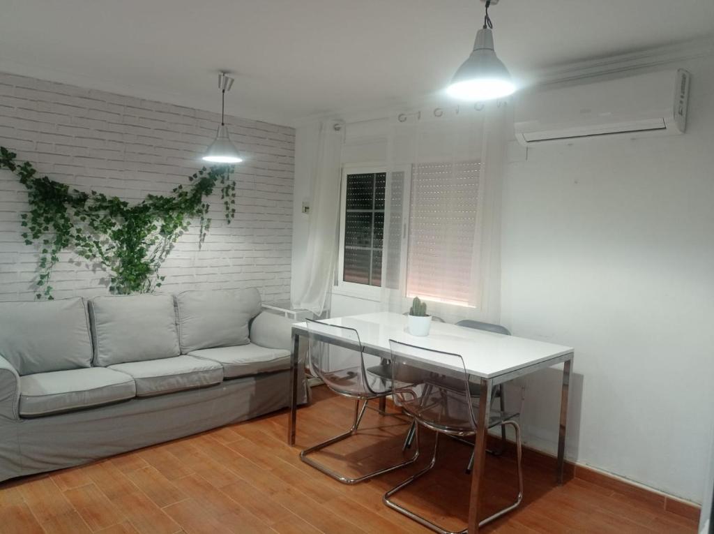 Vista exterior del apartamento Palo Beach en Málaga, situado a pocos metros de la playa El Palo, con decoración andaluza-mediterránea y todas las comodidades.