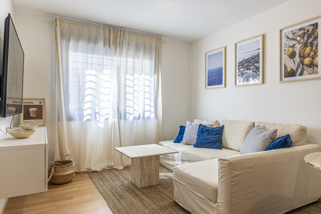 Fachada del apartamento turístico Solis Mare en Pedregalejo Málaga, a pocos metros de la playa, decorado al estilo mediterráneo con colores blancos y azules.