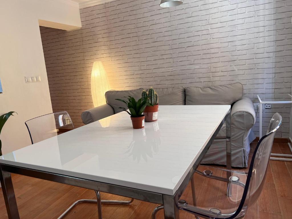 Interior luminoso del apartamento Palo Beach Málaga, con salón de diseño costero, cocina equipada, smart TV, aire acondicionado y detalles de bienvenida.