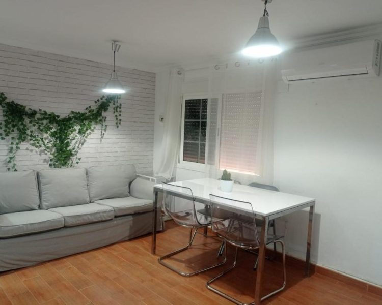 Vista exterior del apartamento Palo Beach en Málaga, situado a pocos metros de la playa El Palo, con decoración andaluza-mediterránea y todas las comodidades.